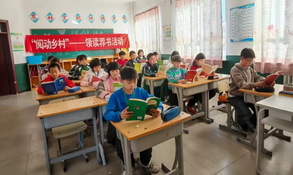阅动乡村，经典润心！围场新华书店带四大名著走进张家湾小学